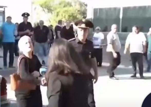 Զոհված զինծառայողի հարազատը ջուր է լցրել լրագրողի վրա